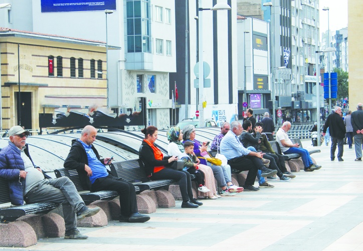 Aldığı maaşla geçinebilen kesim nüfusun ancak yüzde 10’u kadar