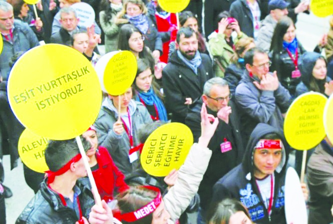 Alevi toplumunu yok  etmeye çalışıyorlar