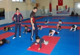 3 – 8 yaş arası olan çocuklara jimnastik eğitimi veriliyor