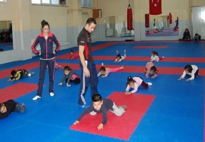 3 – 8 yaş arası olan çocuklara jimnastik eğitimi veriliyor