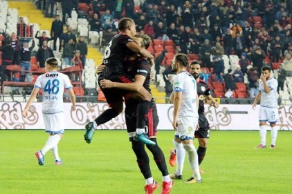 - TFF 1. Lig: Gazişehir Gaziantep: 2 - Büyükşehir Belediye Erzurumspor: 2