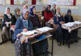 54-85 yaş arasında 65 kadın, onlarca yıl sonra okuma yazma öğreniyor 