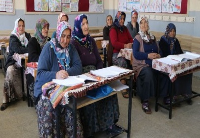 54-85 yaş arasında 65 kadın, onlarca yıl sonra okuma yazma öğreniyor 
