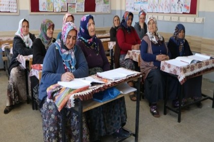 54-85 yaş arasında 65 kadın, onlarca yıl sonra okuma yazma öğreniyor 