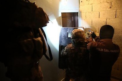 22 adreste eş zamanlı yapılan operasyonlarda sürgülü kapılar koçbaşları ile kırılarak açıldı 