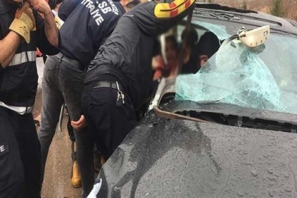 3 araç birbirine girdi can pazarı yaşandı