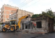 25 Aralık Mahallesi'ndeki metruk ev yıkıldı