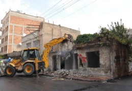25 Aralık Mahallesi'ndeki metruk ev yıkıldı