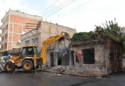 25 Aralık Mahallesi'ndeki metruk ev yıkıldı