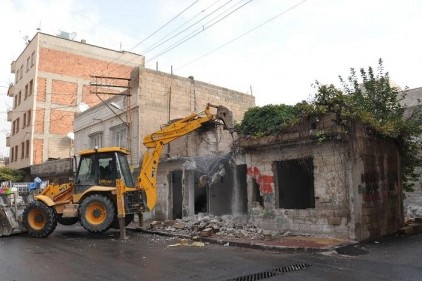 25 Aralık Mahallesi&#039;ndeki metruk ev yıkıldı