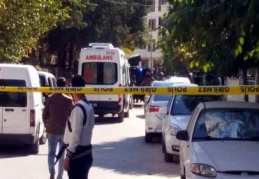 9 ayrı suçtan aranan zanlı eve baskına gelen polislere ateş açtı
