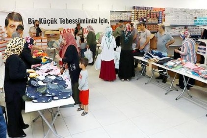 11 bin 600 dar gelirliye bayram kıyafeti ve temizlik malzemesi yardımı yapıldı