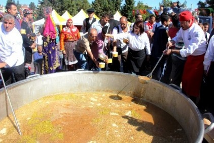 3 bin 192 kilo aşure ile Guinness rekoru kırıldı