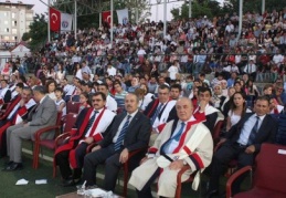 5 bin 685 öğrenci diploma coşkusu yaşadı