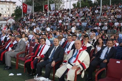 5 bin 685 öğrenci diploma coşkusu yaşadı