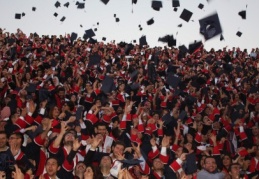 2 bin 400 öğrenci törenle diplomalarını aldı
