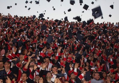 2 bin 400 öğrenci törenle diplomalarını aldı