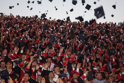 2 bin 400 öğrenci törenle diplomalarını aldı