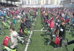 6 bin 560 öğrenciye bisiklet hediye etti