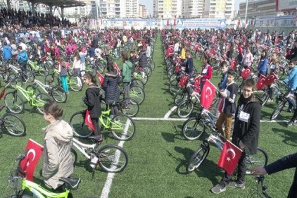 6 bin 560 öğrenciye bisiklet hediye etti