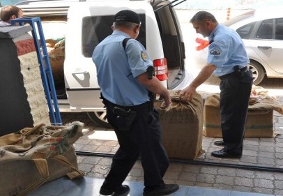 12 bin 640 paket sigara ele geçirilirken 1 Suriyeli gözaltına alındı