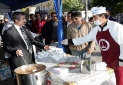 150 bin kişi aşure yiyecek