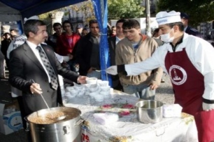 150 bin kişi aşure yiyecek