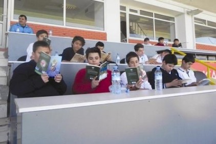 25 bin kişi kitap okuyarak okuma rekoru kırdı