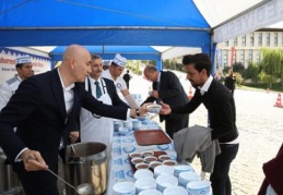 500 bin kişiye aşure ikram edildi