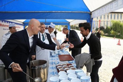 500 bin kişiye aşure ikram edildi