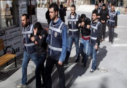 4 bin lira değerinde gıda malzemesi ve sigara çaldılar