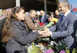 80 bin mevsimlik çiçeğin son 10 bini Semt Pazarı’nda dağıtıldı