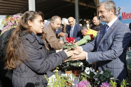 80 bin mevsimlik çiçeğin son 10 bini Semt Pazarı’nda dağıtıldı