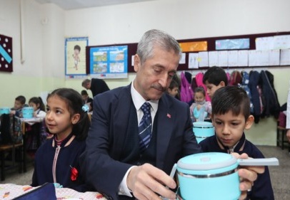 112 bin modern beslenme kabı hediye etti