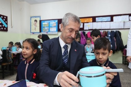 112 bin modern beslenme kabı hediye etti