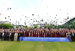 2 bin öğrencisini mezun etmenin gururunu yaşadı