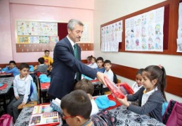 100 bin öğrenciye boyama seti dağıtıldı