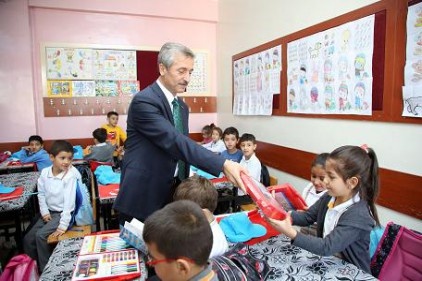100 bin öğrenciye boyama seti dağıtıldı
