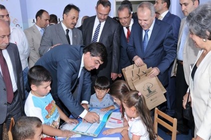 15 bin öğrenciye kırtasiye malzemesi yardımı yapılıyor