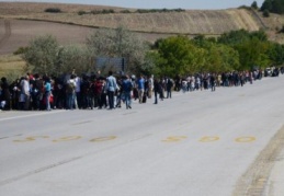 50 bin Suriyeli daha Türkiye sınırına yürüyor