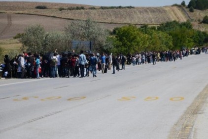 50 bin Suriyeli daha Türkiye sınırına yürüyor