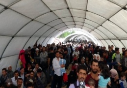 74 bin Suriyeliden itibariyle 8 bin kişi ülkelerine giriş yaptı