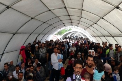 74 bin Suriyeliden itibariyle 8 bin kişi ülkelerine giriş yaptı