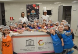 35 bine yakın insan mutfağa girdi