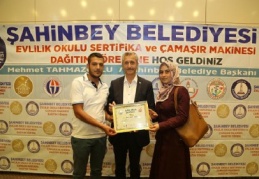 90 çift sertifikalarını ve çamaşır makinalarını aldı