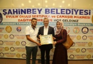 90 çift sertifikalarını ve çamaşır makinalarını aldı