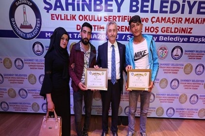186 çift, törenle sertifika ve çamaşır makinalarını aldı