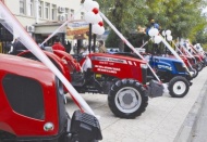 34 çiftçi yüzde elli hibe destekli traktör verildi 