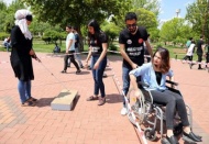 5 dakikalığına ellerine baston alıp görme engelli oldular