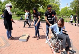 5 dakikalığına ellerine baston alıp görme engelli oldular